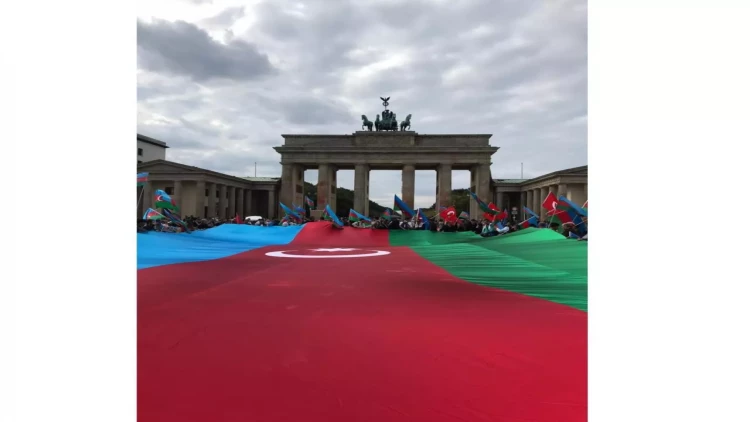 Almaniyada yaşayan azərbaycanlılar dinc aksiya keçiriblər - VİDEOlar