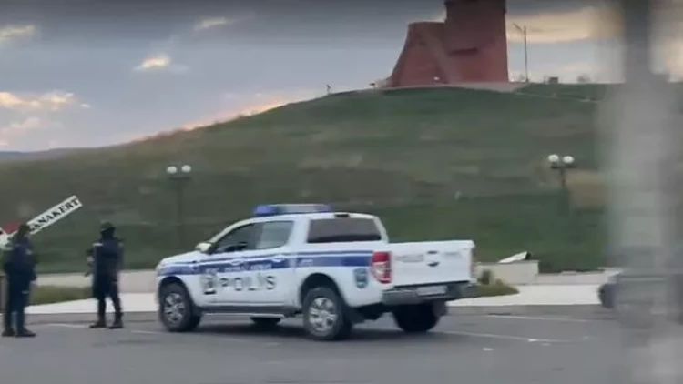 Polislərimiz Xankəndidəki “məşhur” abidənin önündə - VİDEO