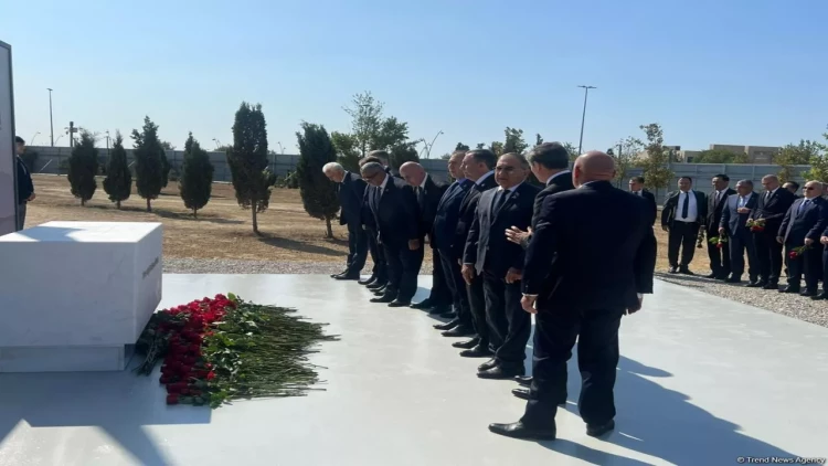 Deputatlar Zəfər parkını ziyarət edir