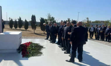 Deputatlar Zəfər parkını ziyarət edir