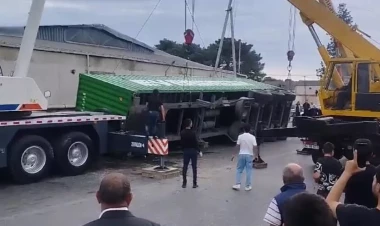 Binəqədidə TIR aşdı - VİDEO