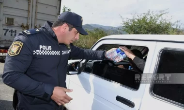 Şuşa polisi erməniəsilli sakinlərə su payladı - VİDEO