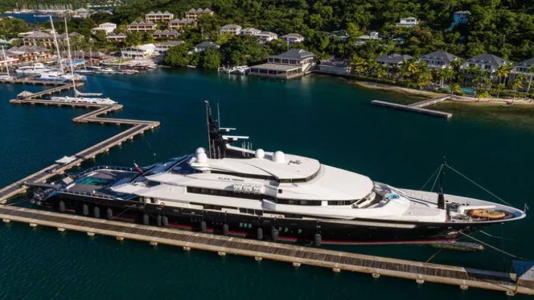 Oliqarxın yaxtası sakinlər üçün kabusa çevrildi - FOTO