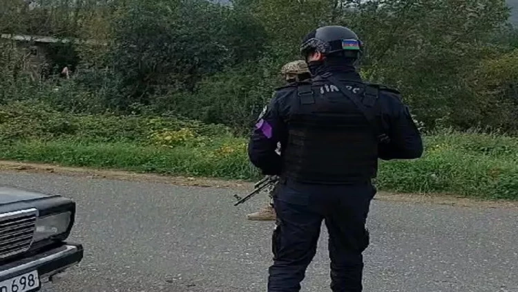 Azərbaycan polisi Qarabağda erməniləri belə yoxlayır - 