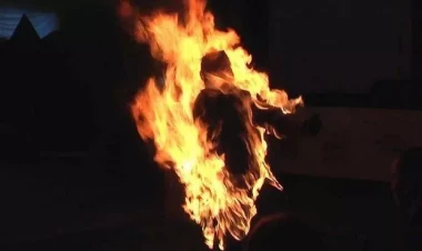 Kişi keçmiş sevgilisinin üzərinə benzin tökərək yandırdı