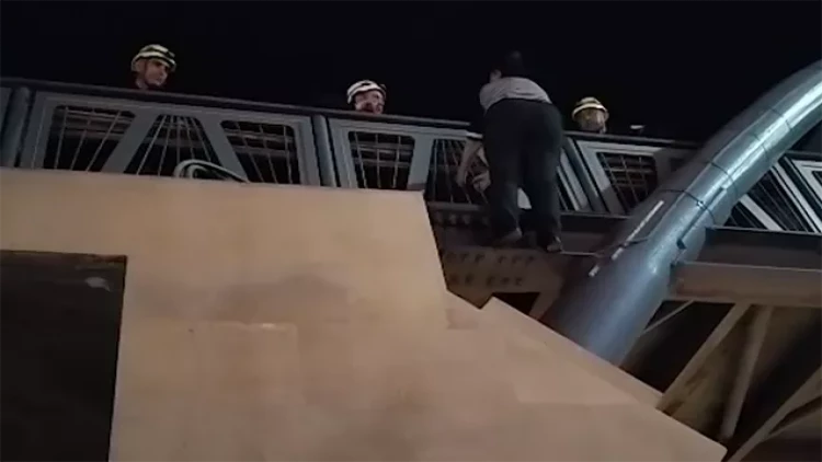 İntihara cəhd edən şəxs belə xilas olundu - VİDEO