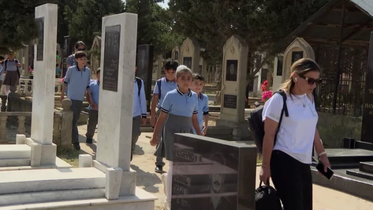 Bu şagirdlərin məktəb yolu qəbiristanlıqdan keçir - VİDEO