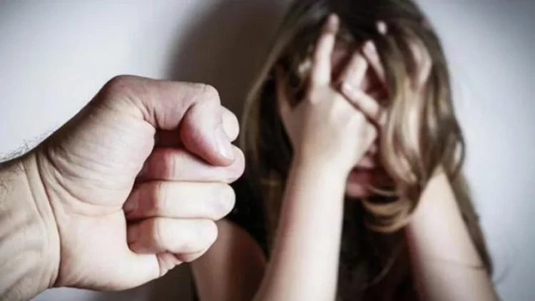 Ondan xəbərsiz yas mərasiminə gedən qızını döydü