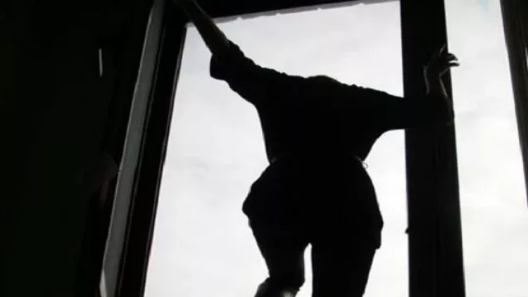 Xırdalanda gənc qız özünü binadan atdı