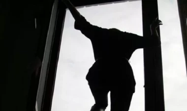 Xırdalanda gənc qız özünü binadan atdı