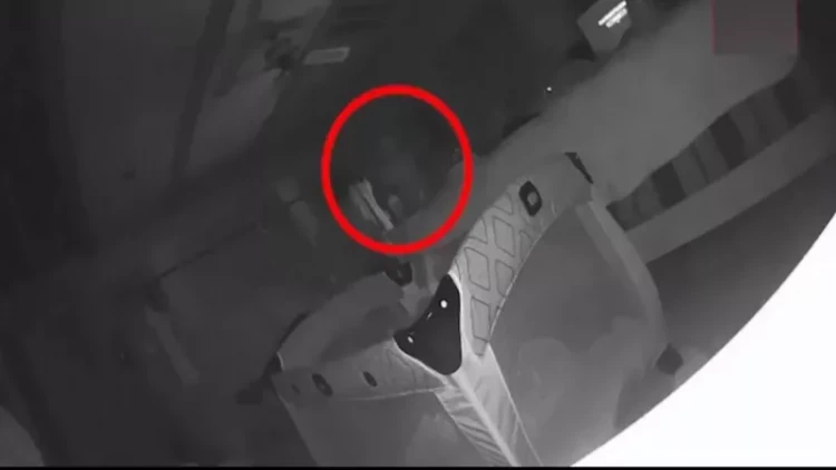 Körpənin üzündə iz gördülər, kameraya baxanda dəhşət yaşadılar: gecə saatlarında... - VİDEO