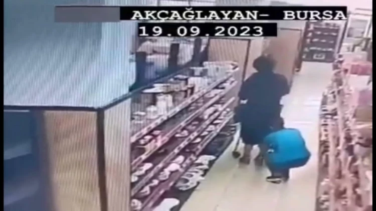 Mağazada biabırçılıq kameraya düşdü - VİDEO