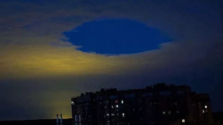 Rusiyada səmada açılan dəlik insanları heyrətləndirdi - FOTO