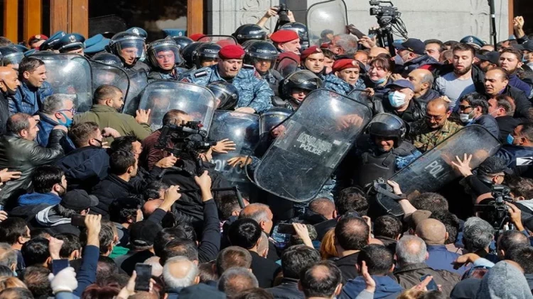 İrəvanda aksiya iştirakçıları Rusiya səfirliyinə daxil olmağa cəhd edib