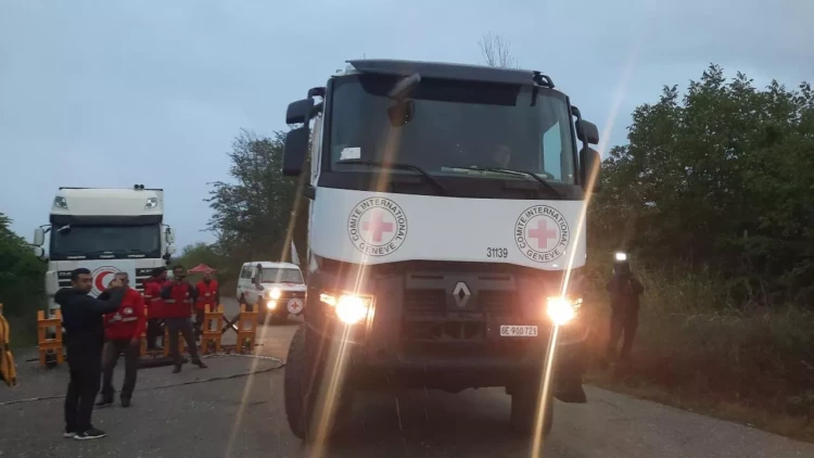 BQXK-yə məxsus yük maşınları Ağdam-Xankəndi yolundan maneəsiz keçdi - FOTO