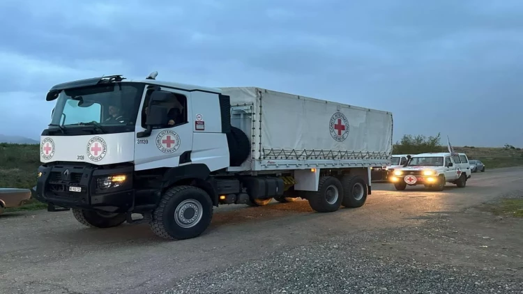 Humanitar yardım daşıyan BQXK-yə məxsus avtomobillər Xankəndi istiqamətində hərəkət edir - FOTO