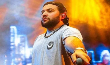 Azərbaycanlı müğənni 1,2 milyonluq lüks avtomobili ilə Moskva küçələrində - VİDEO