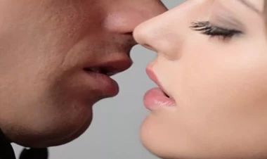 Boşanan aktrisa çimərlikdə öpüşərkən görüntüləndi - VİDEO