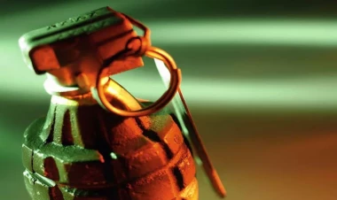 Hərbçi uşaqların gözü qarşısında qumbara partlatdı - VİDEO