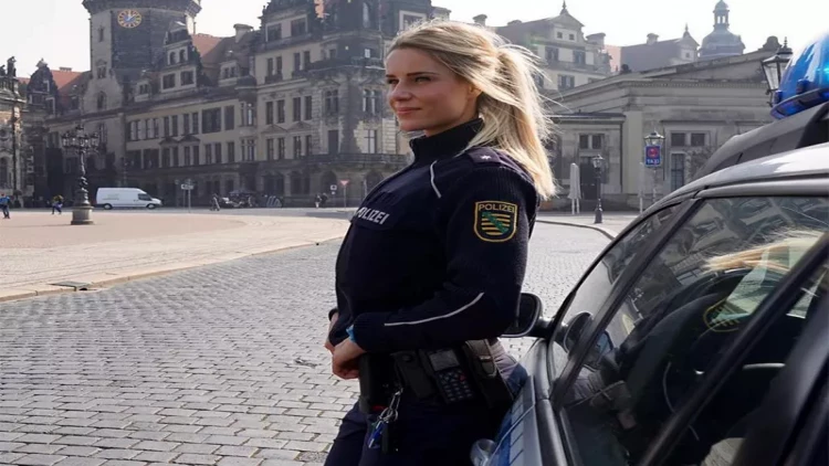 Çılpaq fotolarını yayan qadın polis işdən qovuldu - FOTO