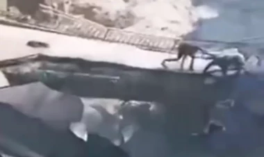 Körpünün uçması nəticəsində çaya düşən şəxslərin xilas edilmə anı - VİDEO