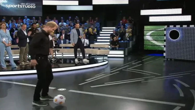 Şahzadə Harri penaltidə 63 yaşlı alman siyasətçiyə uduzdu - FOTO