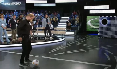 Şahzadə Harri penaltidə 63 yaşlı alman siyasətçiyə uduzdu - FOTO