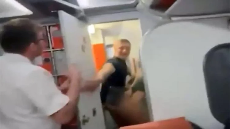 Təyyarənin tualetində sevişəndə yaxalandılar - FOTO