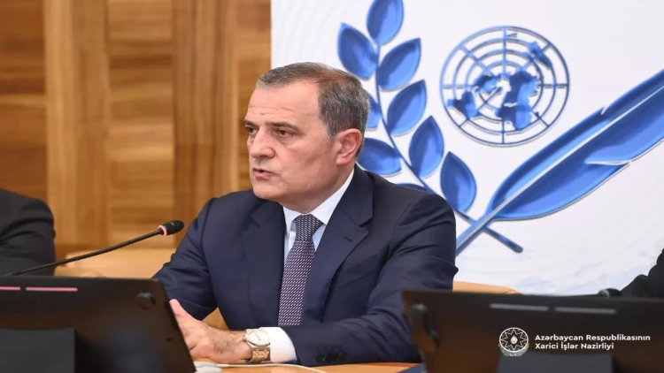 Ceyhun Bayramov Azərbaycanın sülh təşəbbüsləri barədə xarici jurnalistləri məlumatlandırıb