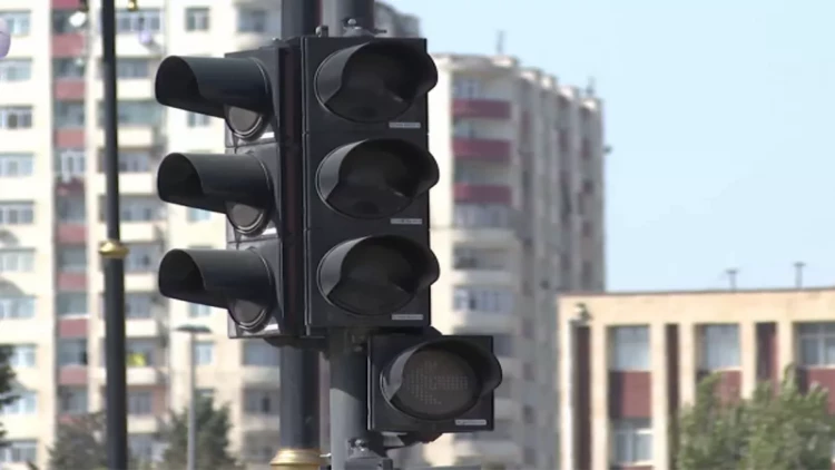 Bakının işıqsız işıqforları - VİDEO