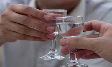 Hər gün 100 qram araq içəndə nə baş verir? - Həkimdən açıqlama