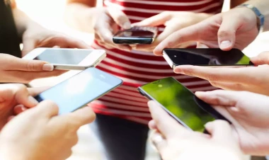 İnsanların gün ərzində neçə dəfə telefonlarını yoxladıqları məlum olub