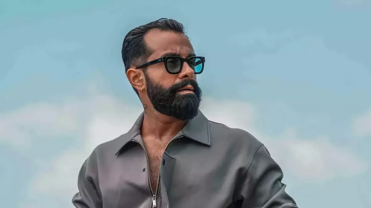 Gökhan səhnəyə dırnağında boya ilə çıxdı - FOTO