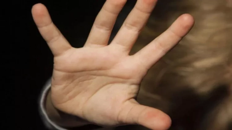 Ana aşağı qiymət alan uşaqlarına işgəncə verdi