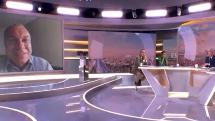 Canlı bağlantı zamanı biabır oldu - Aparıcı gülməmək üçün özünü güclə saxladı - VİDEO