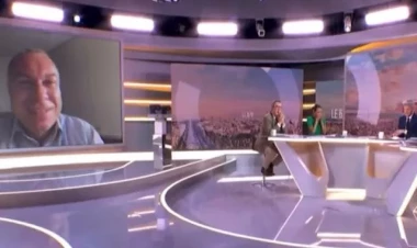 Canlı bağlantı zamanı biabır oldu - Aparıcı gülməmək üçün özünü güclə saxladı - VİDEO