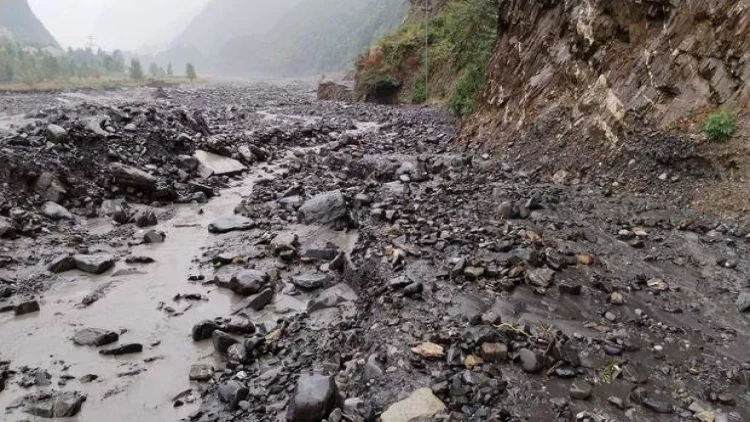 Leysan nəticəsində İsmayıllı-Lahıc yolu bağlanıb