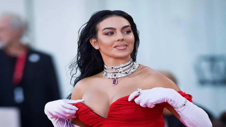 Corcinanın dekolteli libası başına bəla oldu - FOTO