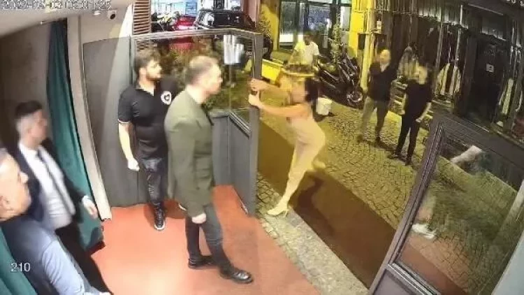 Gecə klubunun qarşısında 