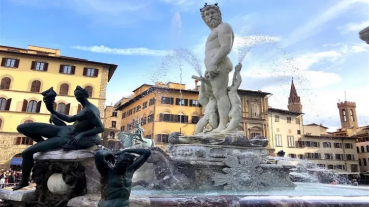 Turist məşhur fəvvarəni zədələdi