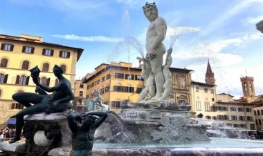 Turist məşhur fəvvarəni zədələdi