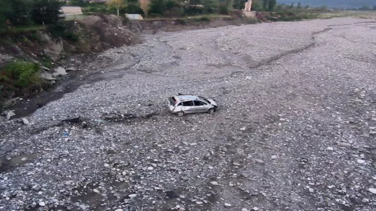 Qubada maşın aşıb, ölən və yaralananlar var - FOTO