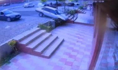 Bakıda parklanan maşın hərəkət edib səkidən düşdü - VİDEO