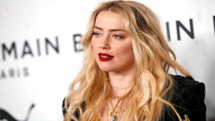 Məşhur aktrisa əsa ilə gəzərkən görüntüləndi - FOTO