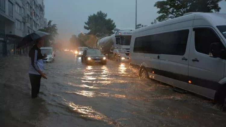 Türkiyədə əlverişsiz hava şəraiti bir çox vilayətdə daşqınlara səbəb olub