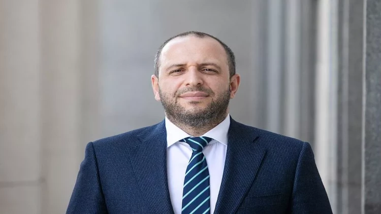 Sürpriz qərar: Ukraynanın müdafiə naziri postu türkə tapşırılır