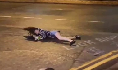 Şiddətli külək qadını havada uçurtdu - Bir neçə metr yerdə sürükləndi - VİDEO