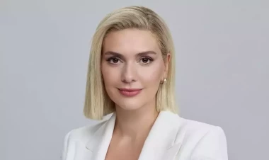 3 uşaq anası ağ bikinisi ilə hovuz kənarında - FOTO