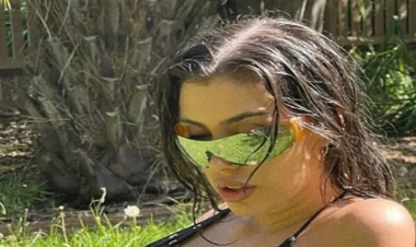 Məşhur müğənninin sevgilisinin çılpaq görüntüləri yayıldı - FOTO