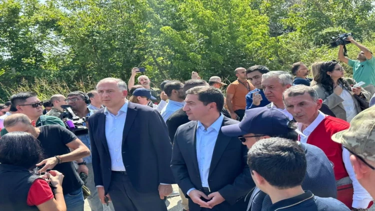 Xarici diplomatlar Azərbaycan Qızıl Aypara Cəmiyyətinin ərzaq yüklərinin yerləşdiyi məntəqə ilə tanış olublar - FOTO